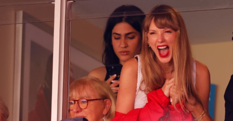 Taylor Swift accepts Travis Kelce invite at Chiefs game