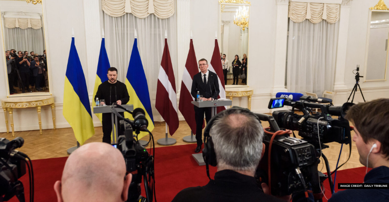 Ukraine’s President Volodymyr Zelensky (L) and Latvia’s President Edgars