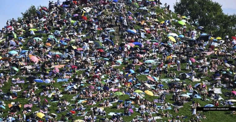 taylor swift fans swarm over hill during free show