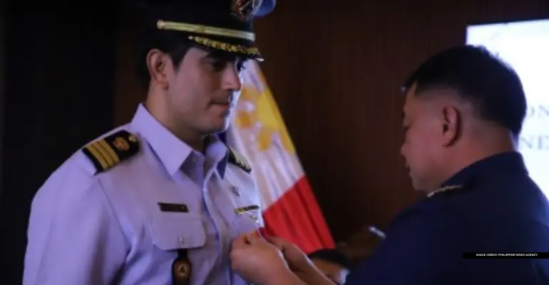 Gerald Anderson Receives Pcg Medal For Assistance During Carina