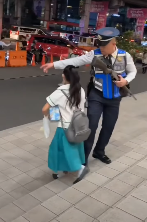 secuirt guard shoiing a child vendor